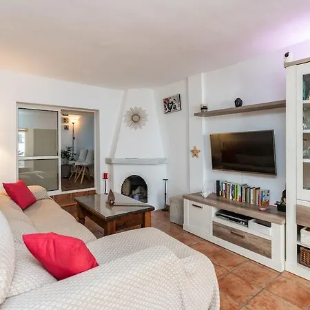 Spacious And Bright House Next To The *