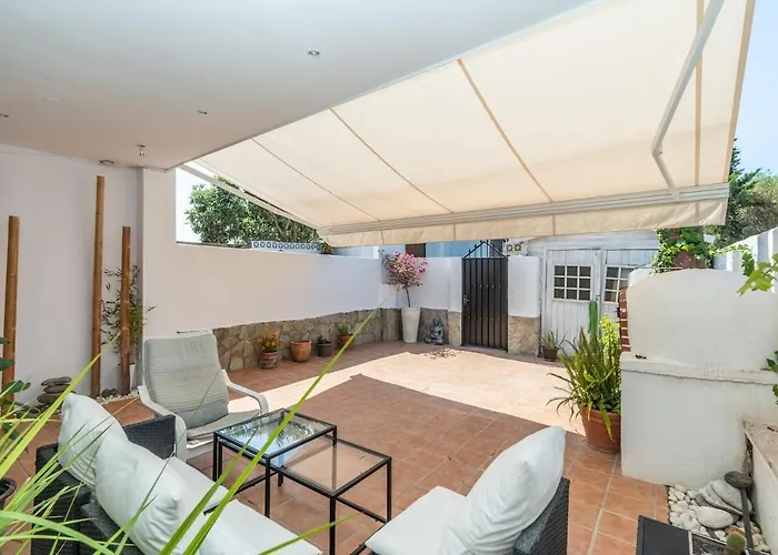 Spacious And Bright House Next To The بيت للعطل